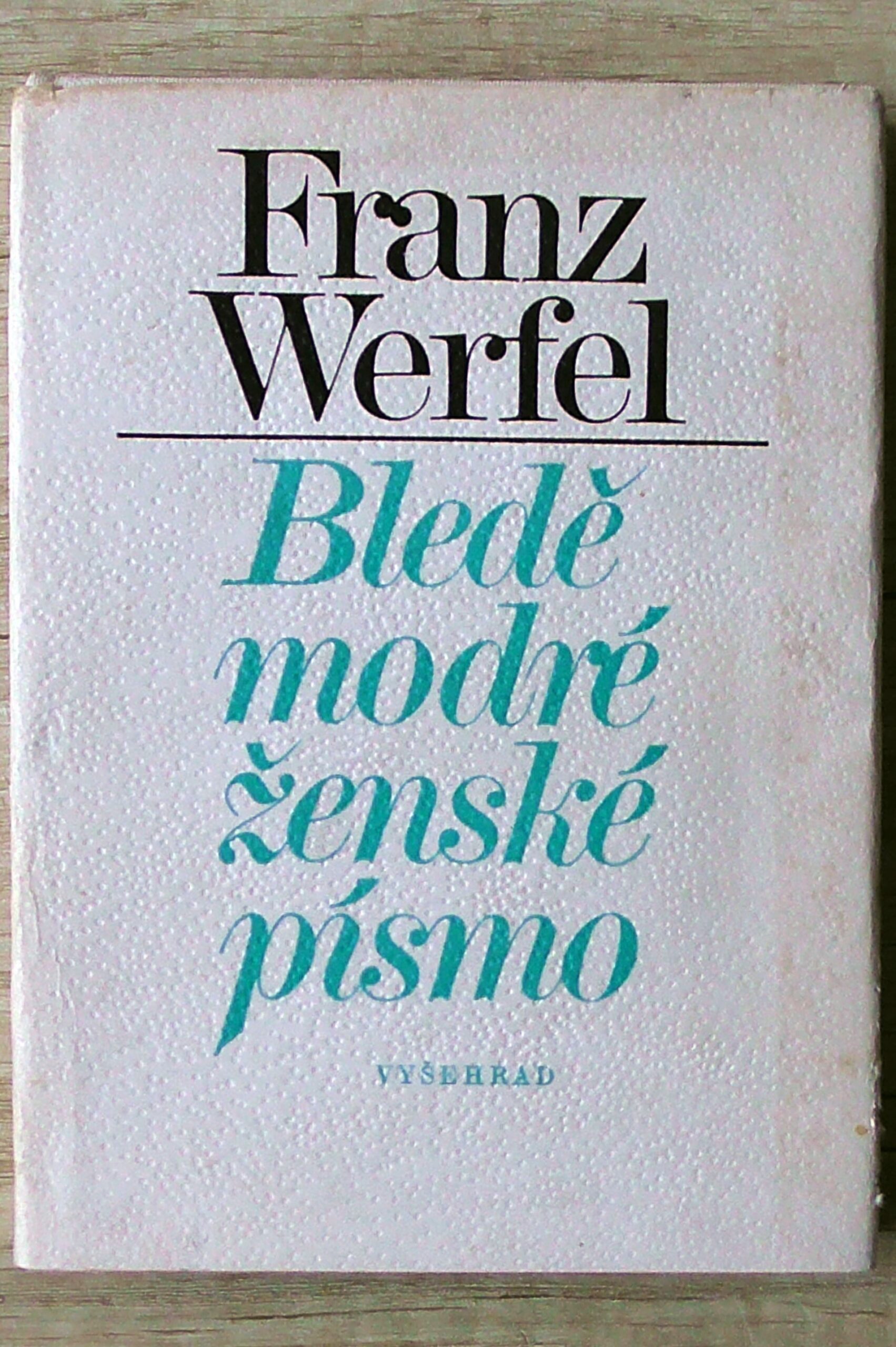 Bleděmodré ženské písmo